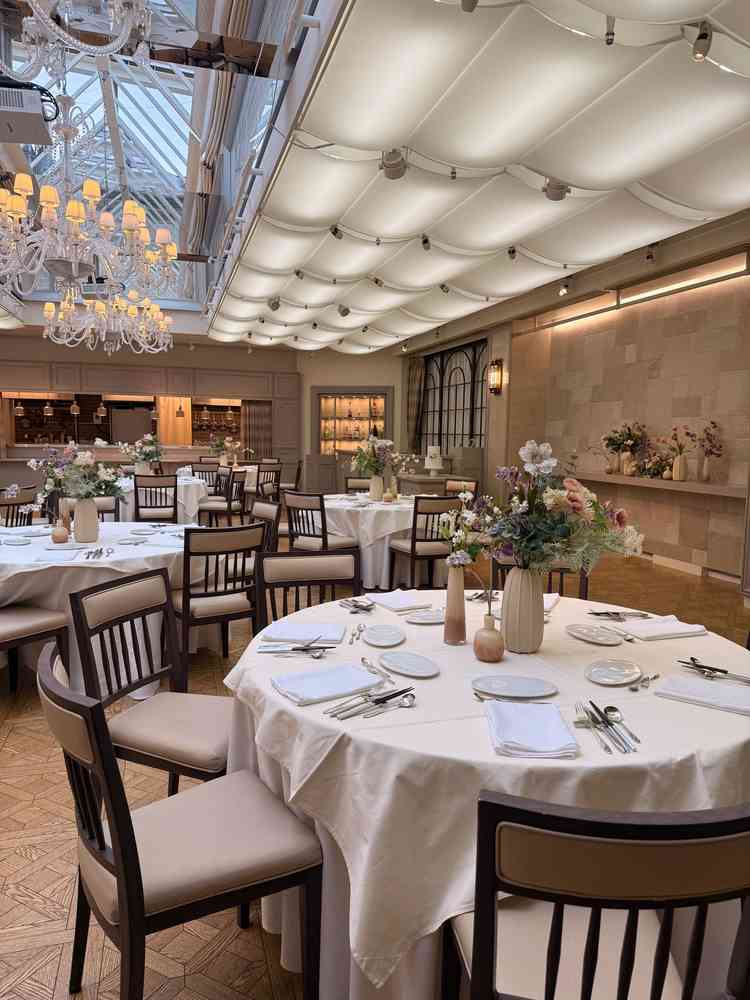 吹き抜けになっていて全体的に明るい印象の披露宴会場