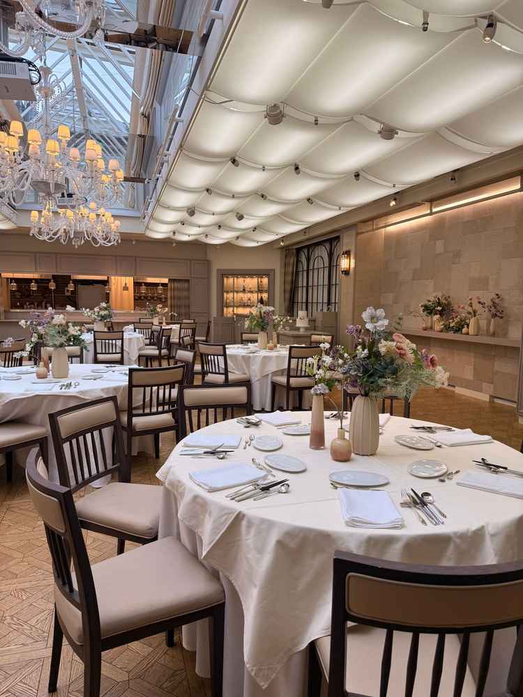 吹き抜けになっていて全体的に明るい印象の披露宴会場