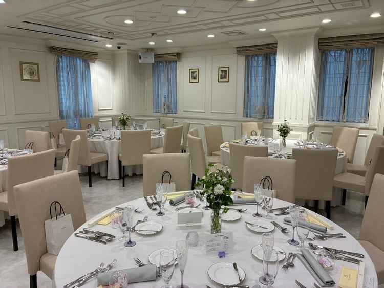 披露宴会場、狭めなので新郎新婦が入場の際は新郎の斜め後ろから新婦がついてくるという図になるようです。