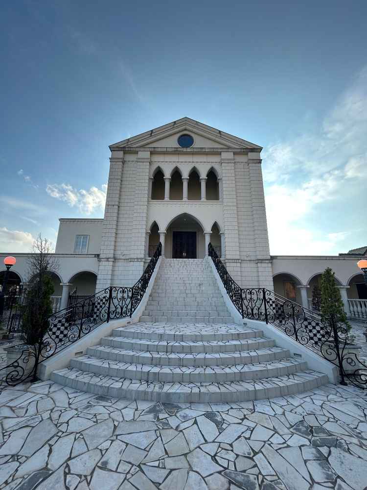 チャペルから出たあとフラワーシャワーができる