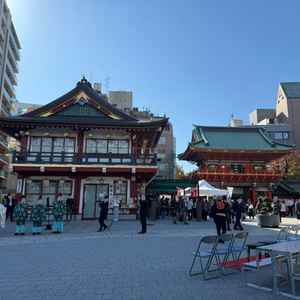 参進の儀のようすです。ビルに囲まれて都会を感じます。高台にあるのでそんなに圧迫感はないです。