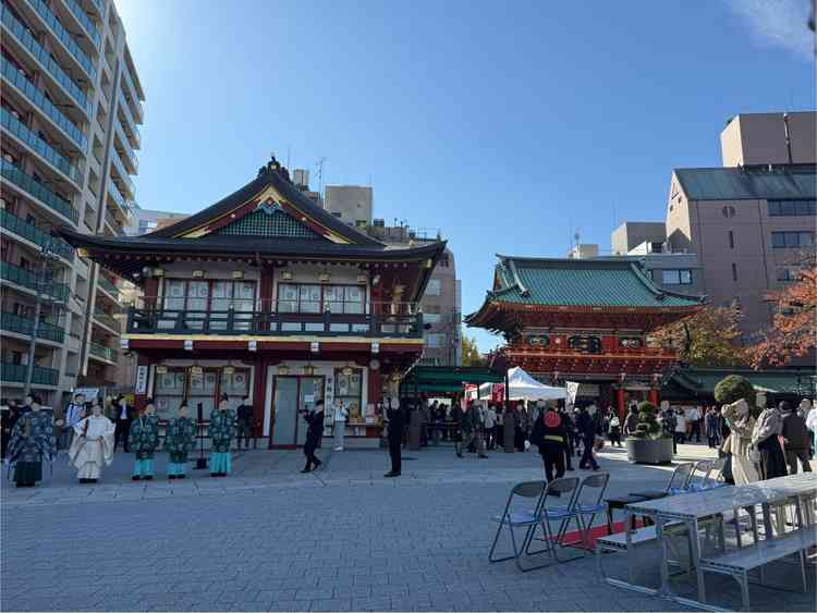 参進の儀のようすです。ビルに囲まれて都会を感じます。高台にあるのでそんなに圧迫感はないです。