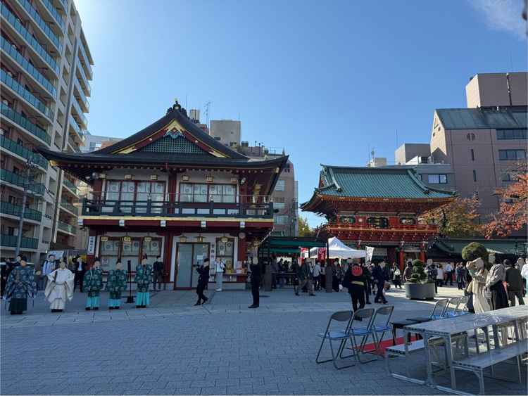 参進の儀のようすです。ビルに囲まれて都会を感じます。高台にあるのでそんなに圧迫感はないです。