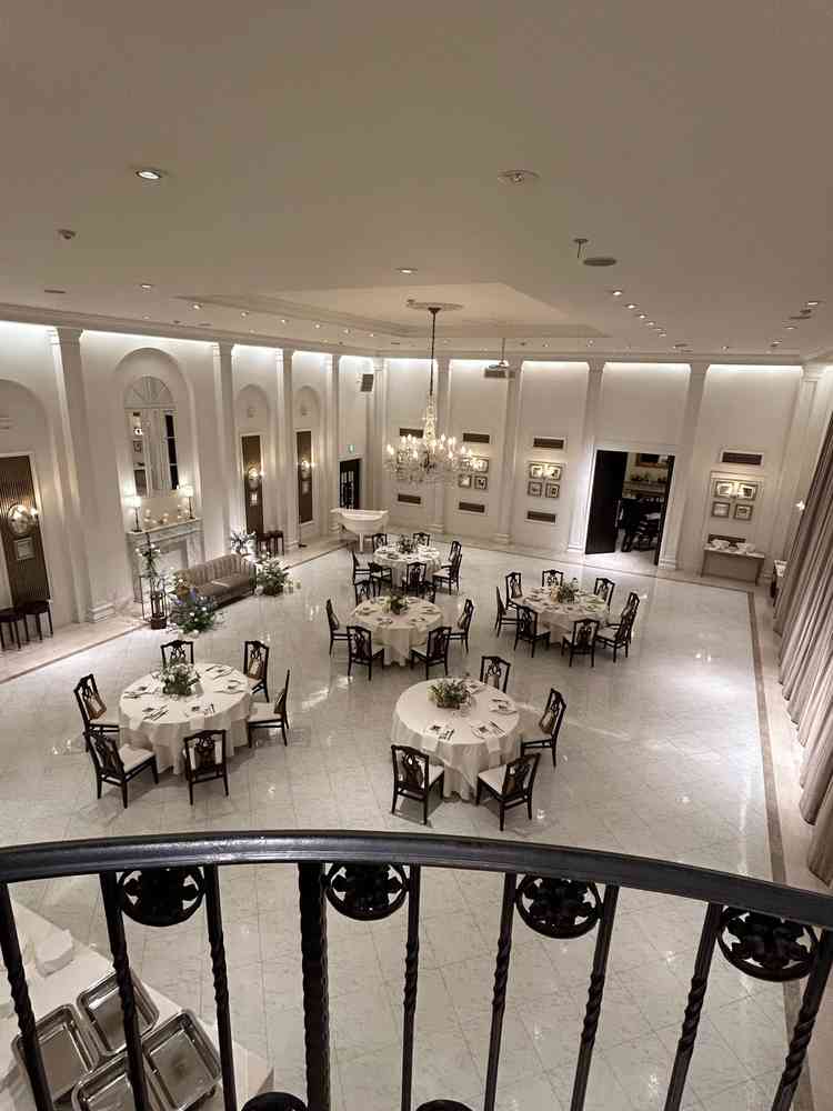 天井も高く、階段演出もでき、品がある披露宴会場だと思いました。