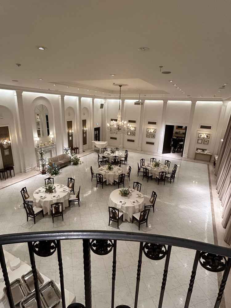 天井も高く、階段演出もでき、品がある披露宴会場だと思いました。