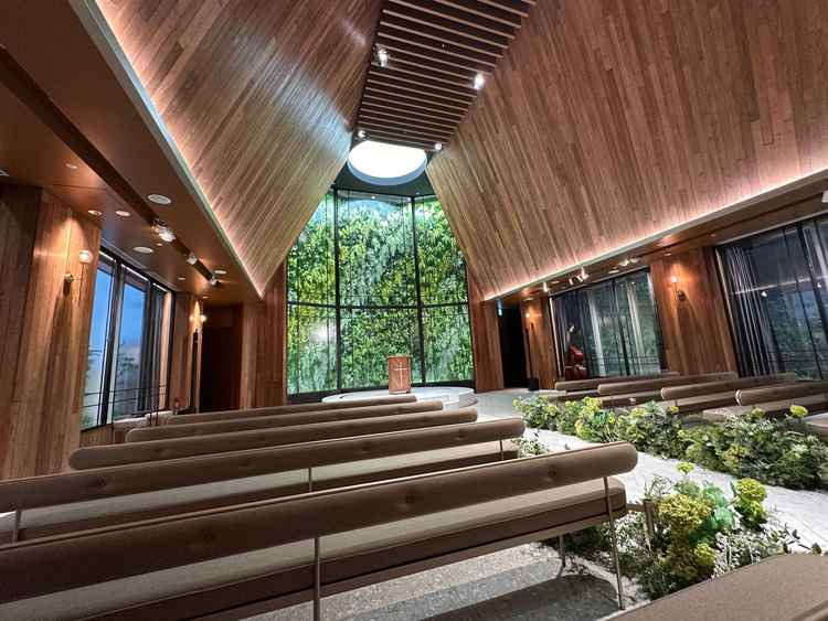 温もりがありナチュラルなグリーンと木目が広がるチャペル。照明を落とすなど自由なアレンジが可能。