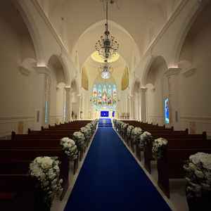 チャペルは青の絨毯があるため、ウェディングドレスがとても映えると感じました。また音響良かったです。