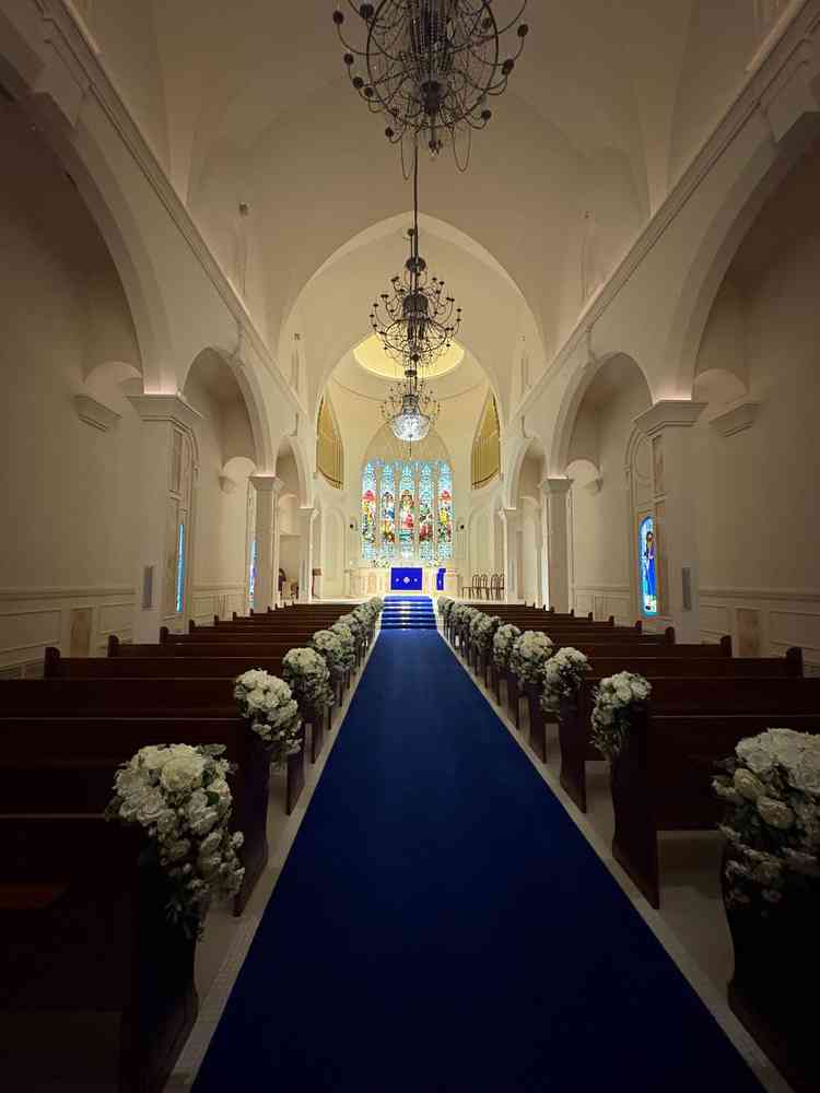 チャペルは青の絨毯があるため、ウェディングドレスがとても映えると感じました。また音響良かったです。