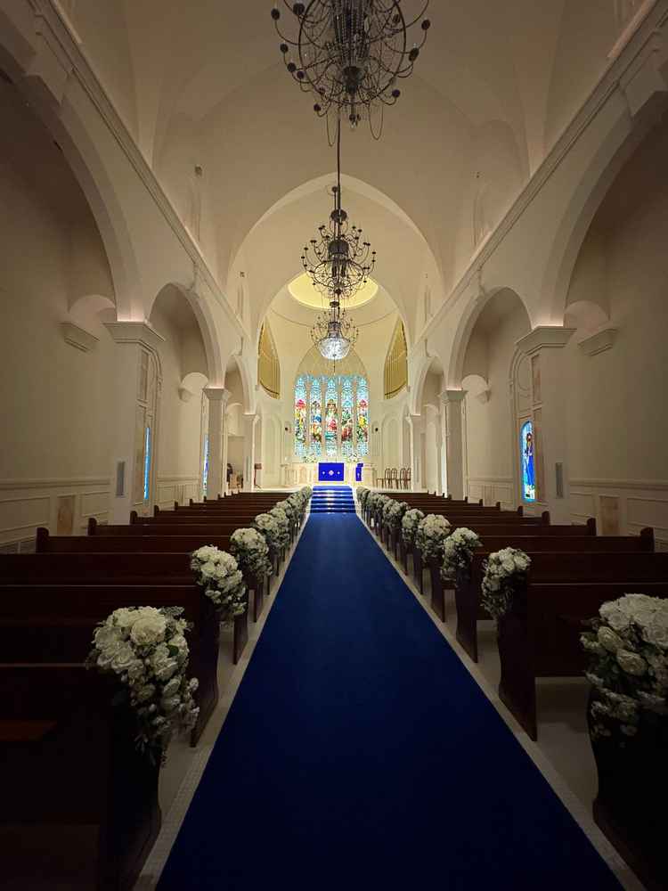 チャペルは青の絨毯があるため、ウェディングドレスがとても映えると感じました。また音響良かったです。