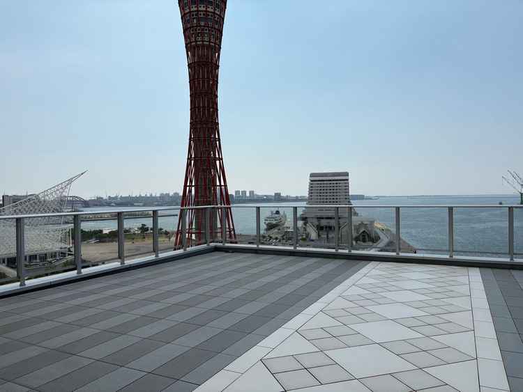 挙式場の外のフラワーシャワーなどができるスペース。神戸を感じる景色で最高。