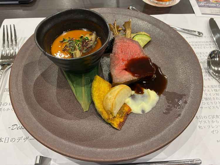 試食。お肉も付け合わせも美味しく、盛り付けもきれいで満足感がありました。