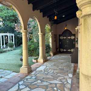 ゲスト控え室からチャペルへ続く渡り廊下。こちらでデザートビュッフェをすることも可能。