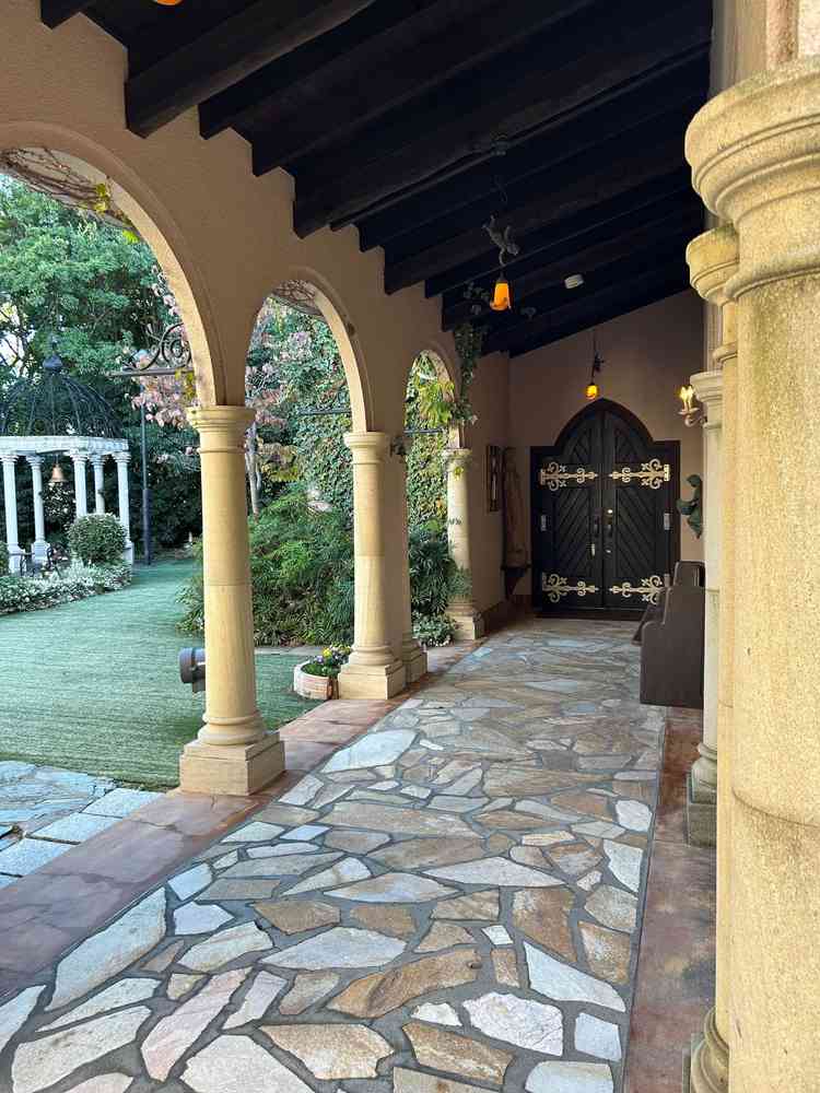 ゲスト控え室からチャペルへ続く渡り廊下。こちらでデザートビュッフェをすることも可能。