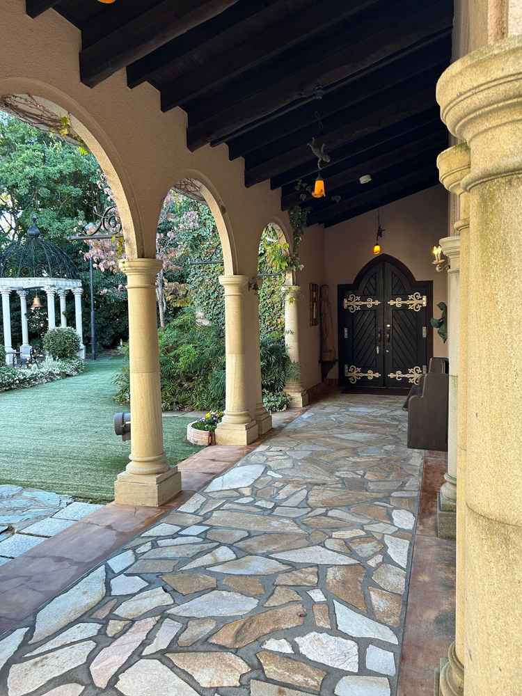 ゲスト控え室からチャペルへ続く渡り廊下。こちらでデザートビュッフェをすることも可能。