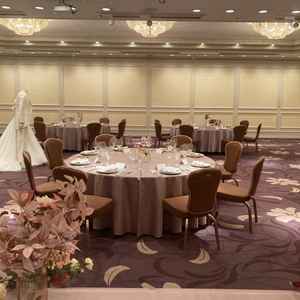 披露宴会場の雅。高砂からゲスト席への眺め。