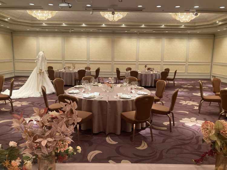 披露宴会場の雅。高砂からゲスト席への眺め。