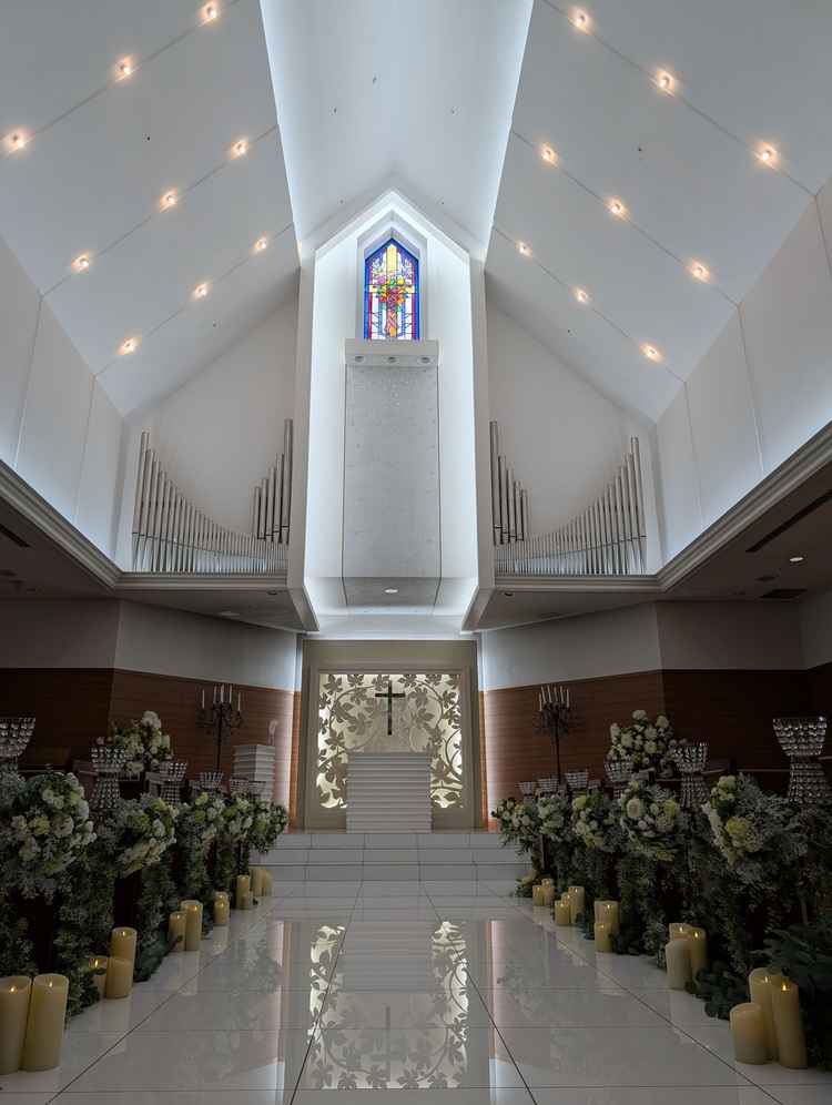 都会の中心とは思えない、広々としてチャペル。外のガーデンは花・緑が豊かで写真映えしそう。