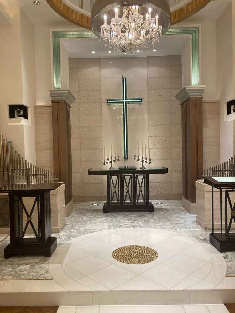 石造りで重厚感のあるチャペルでした。