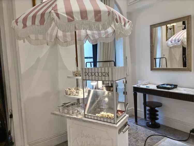 待合室のサービスのポップコーン。