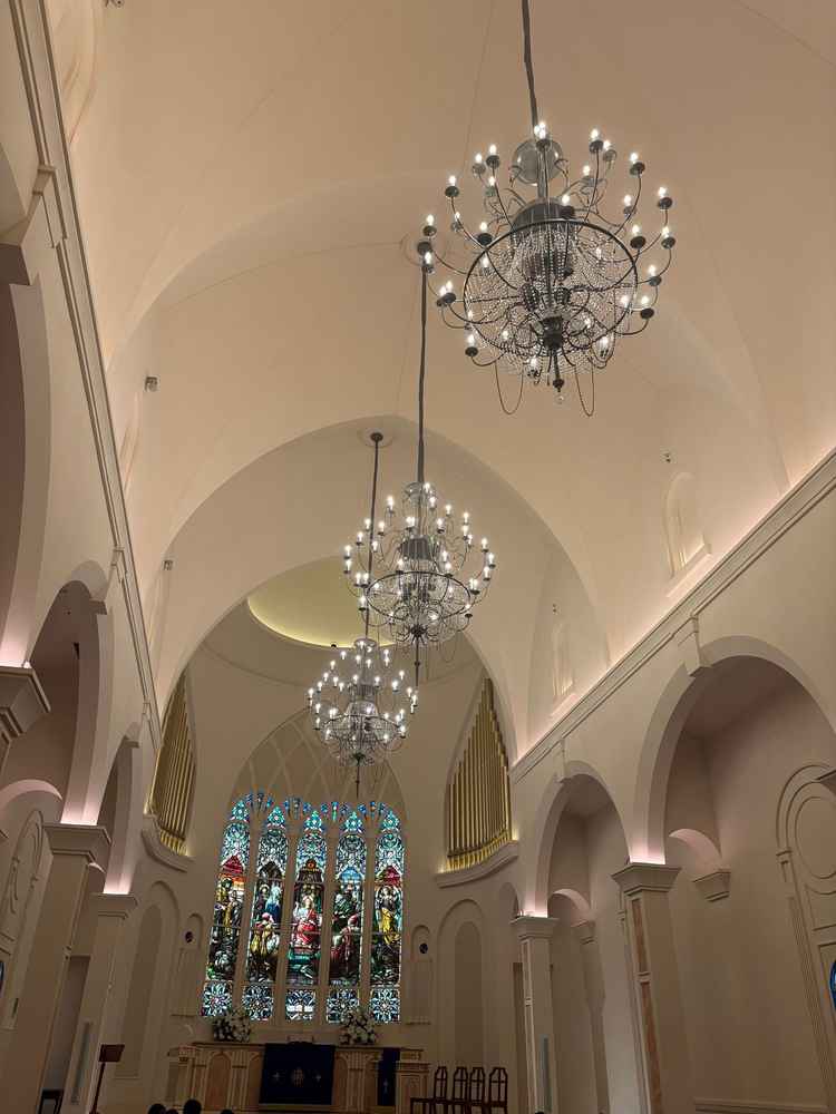 外観からは想像できない天井の高いチャペルであり、伝統と空間の広さを感じました。