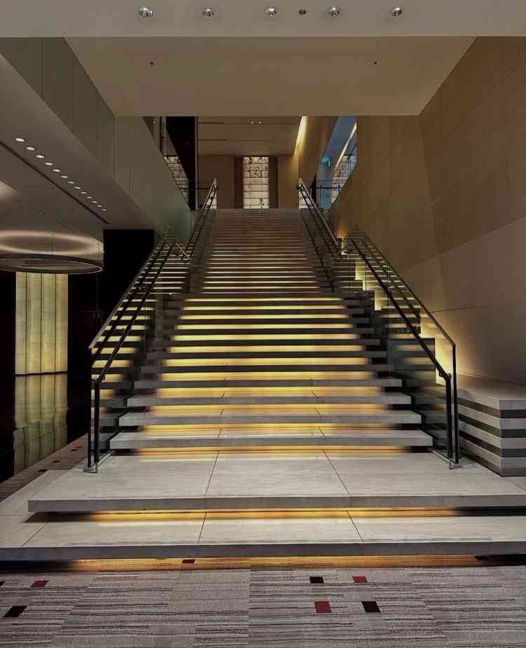 長いウェディングドレスが映えそうな階段です。