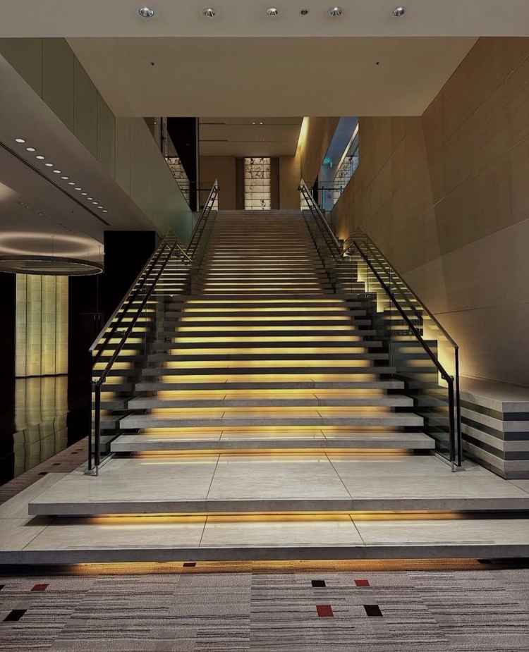 長いウェディングドレスが映えそうな階段です。