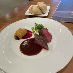 お肉料理の試食。赤ワイン×オニオンのソースがお肉によく合いました◎