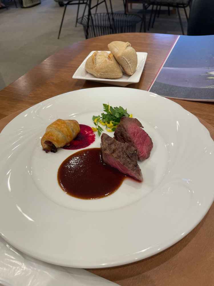 お肉料理の試食。赤ワイン×オニオンのソースがお肉によく合いました◎