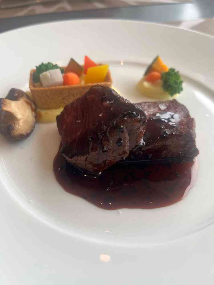 絶品でした。プランターに見立てたパイもサクサクしていて目でも楽しめる一品でした。