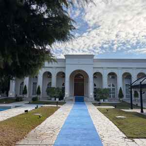 緑豊かで広いエントランスでした。