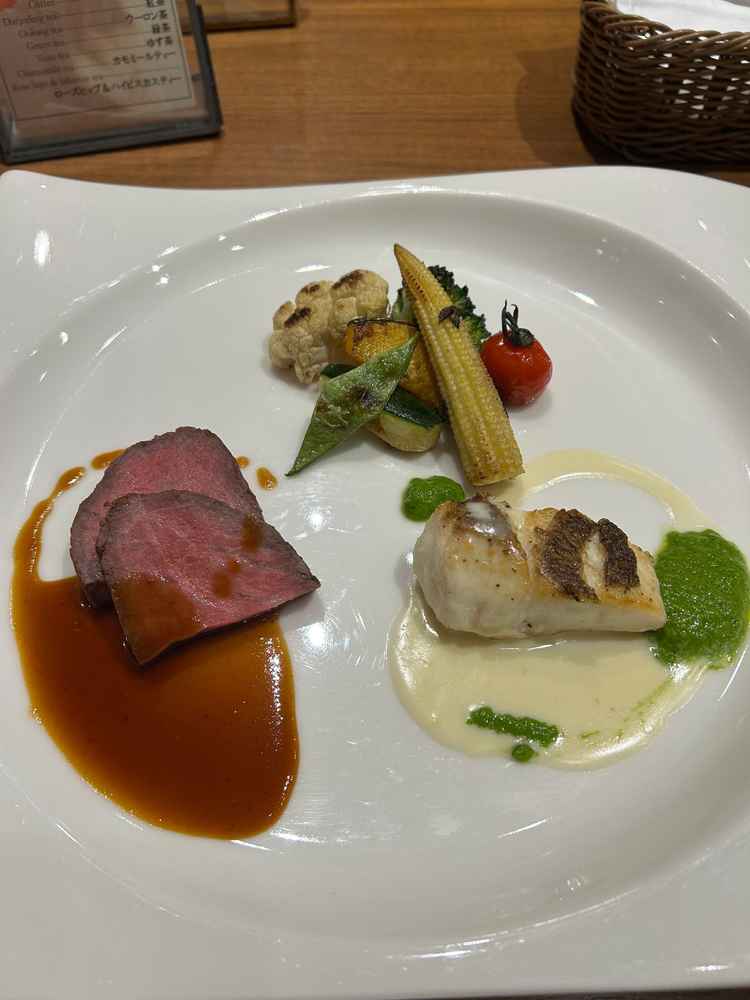 お肉は柔らかくて美味しかった、白身魚はソースが2人とも口に合わなかったので変更をお願いしたいです。