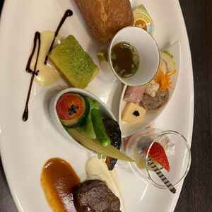 料理は色とりどりで、お肉の質も高い