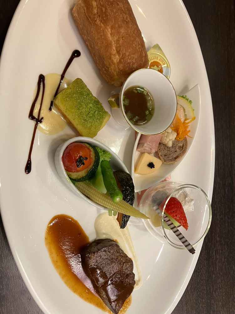 料理は色とりどりで、お肉の質も高い