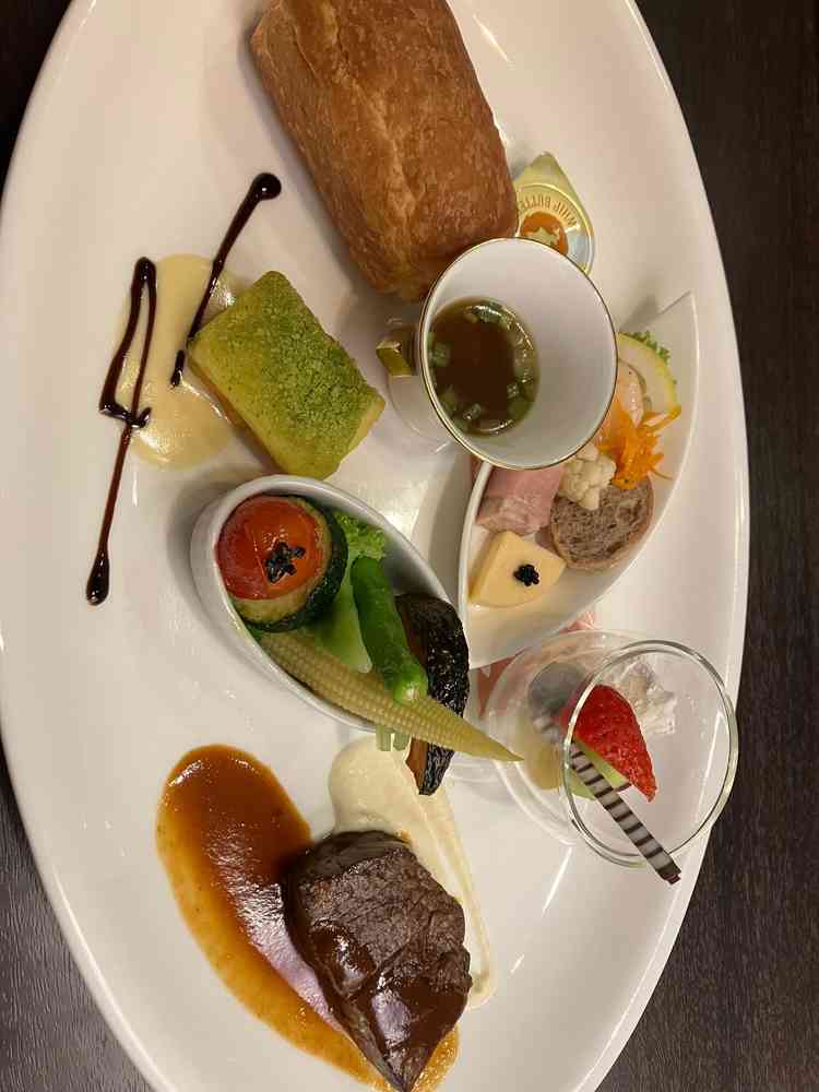 料理は色とりどりで、お肉の質も高い