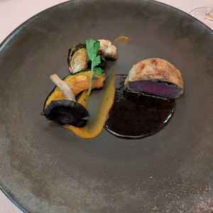 メインのお料理の写真。トリュフが含まれたソースで、牛肉もパイ包みで、とても柔らかく美味しかった。