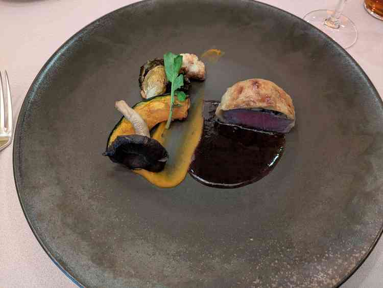 メインのお料理の写真。トリュフが含まれたソースで、牛肉もパイ包みで、とても柔らかく美味しかった。