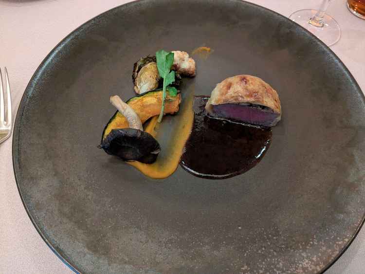 メインのお料理の写真。トリュフが含まれたソースで、牛肉もパイ包みで、とても柔らかく美味しかった。