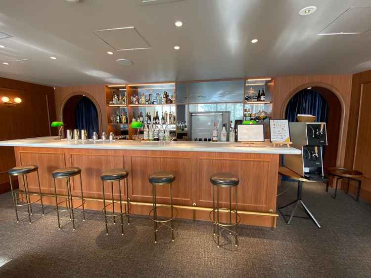 ロビーのバーカウンター。飲み物の種類が豊富でした。