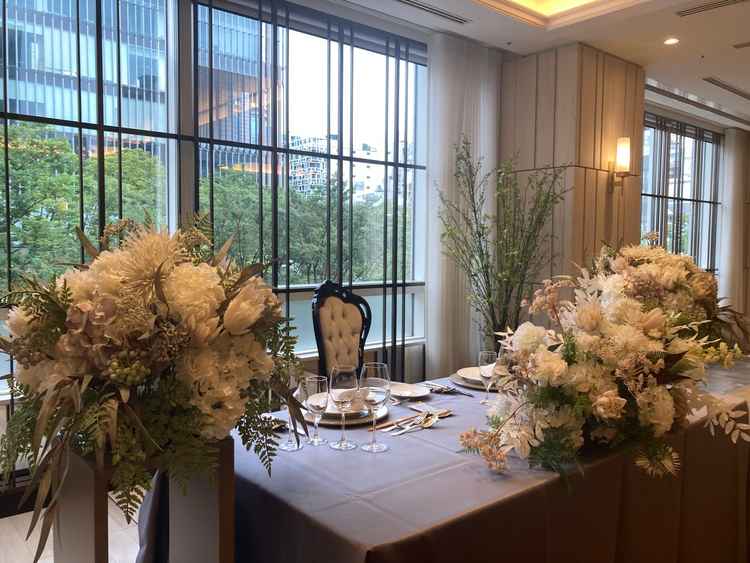 披露宴会場内の新郎新婦のお席。たくさんのお花に囲まれた広々空間に、可愛らしい椅子が印象的でした。