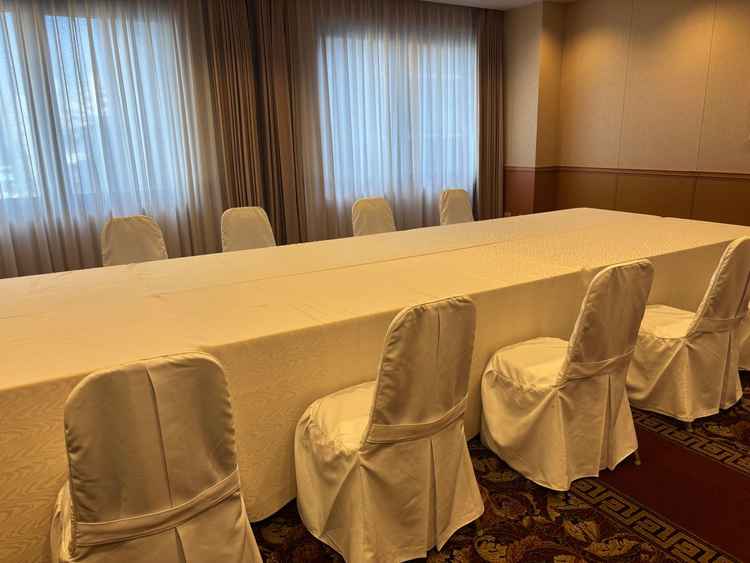 親族控室の写真。机などの設置の仕方によって、親族紹介にも使用できるとのことです。