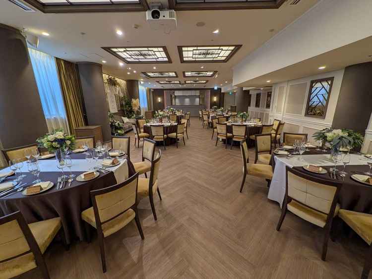 2つ目の披露宴会場です。こちらは茶色基調でホテルレストランのようなおしゃれな落ち着いた雰囲気でした。