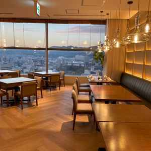 披露宴会場。海も山も見えて景色が良い。夜はレストランとして使用されている。