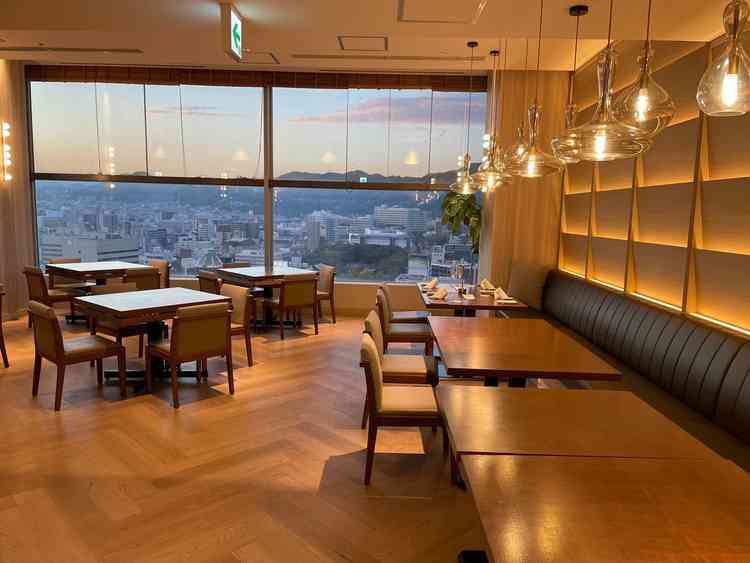 披露宴会場。海も山も見えて景色が良い。夜はレストランとして使用されている。