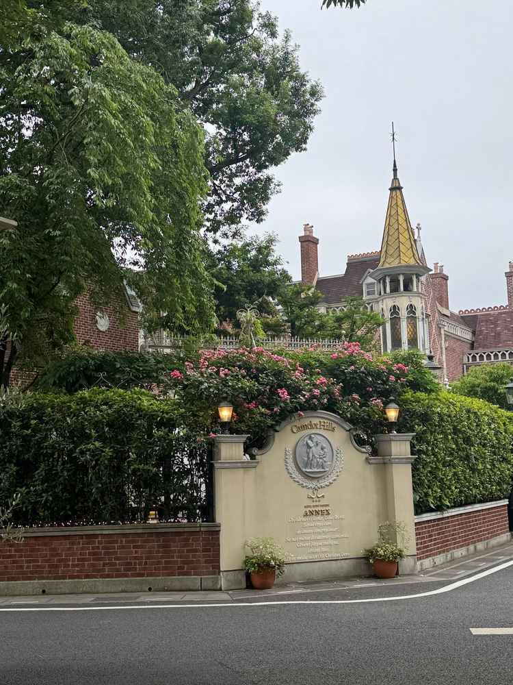 英国のような外観が素敵でした。季節的にバラが綺麗に咲いていました。