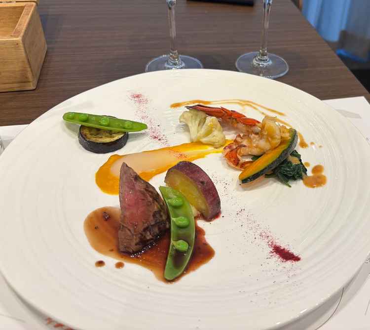 コースの中の海老と牛のお料理を試食させていただきました。どちらも美味しかったです。