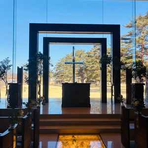 光のチャペル。バージンロードがガラス張りで素敵でした。