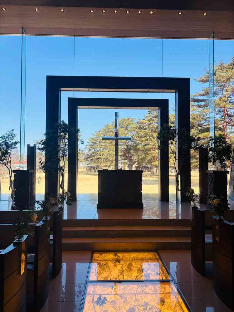 光のチャペル。バージンロードがガラス張りで素敵でした。