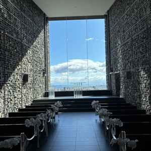 空が見えるガラス張りの挙式場。写真で見るよりも天井も高くひろびろとしていました。