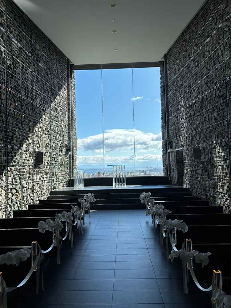 空が見えるガラス張りの挙式場。写真で見るよりも天井も高くひろびろとしていました。