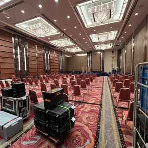 シャンデリア等でゴージャス感がある披露宴会場でした。